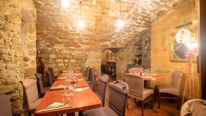 La cave voûtée et sa cheminée d'époque