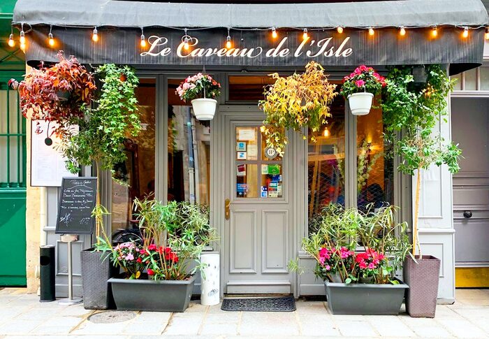 La façade fleurie, rue Saint-Louis en l'Île