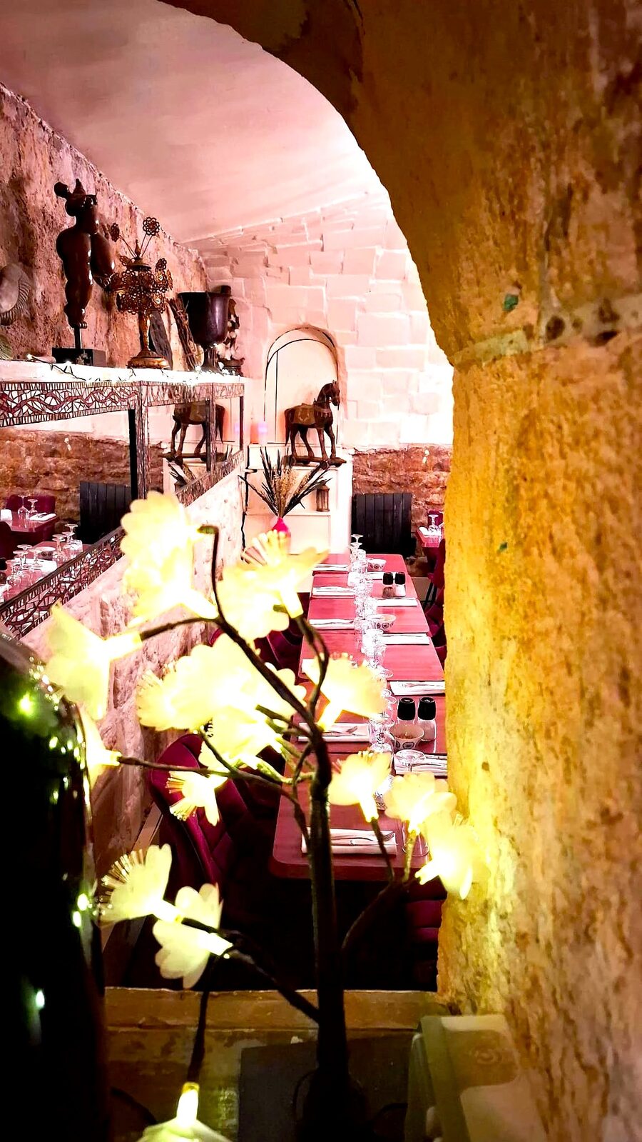 La cave voûtée du XVIIᵉ siècle, dressée pour le service